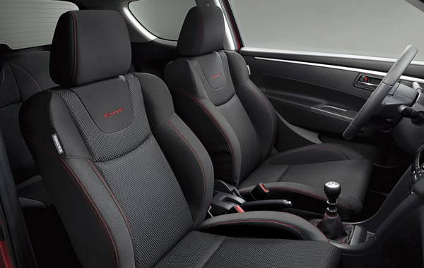 Μπάκετ καθίσματα με κόκκινες ραφές 