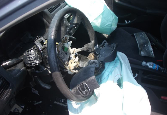 Οι αερόσακοι σκάνε απότομα και μπορεί να αποβούν μοιραίοι για οδηγό και επιβάτες