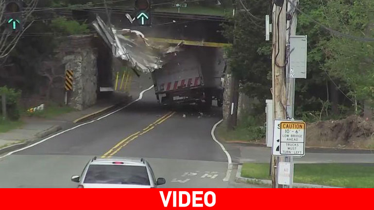 Ακόμα ένα φορτηγό διαλύεται σε αυτή τη γέφυρα