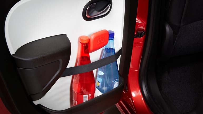 Στις πόρτες χωράνε ακόμα και δύο μεγάλα μπουκάλια