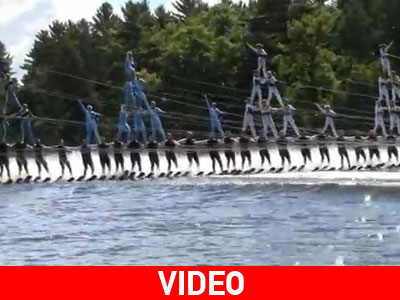 Πυραμίδα με 54 σκιέρ στη θάλασσα!