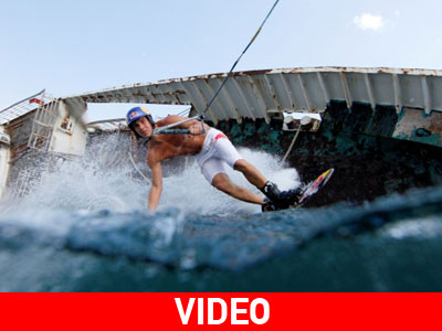 Κάνοντας water ski στο ναυάγιο της Ελευσίνας!