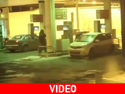 Πλένει το παρμπρίζ με βενζίνη!!