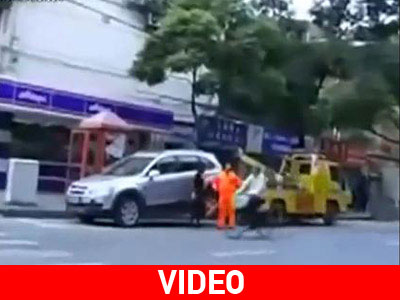 Ρυμούλκησε γερανό με το αυτοκίνητό της!