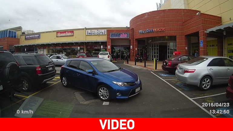 Ακόμα προσπαθεί να παρκάρει!