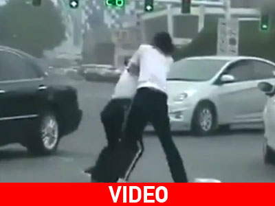 Γυναίκες αστυνομικοί ξεμαλλιάζονται στη μέση του δρόμου!