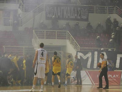 Συνελήφθη ο οπαδός που έριξε την κροτίδα στο «Παλατάκι»