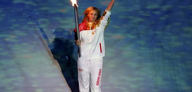 Η Σαράποβα φέρνει την ολυμπιακή φλόγα μέσα στο στάδιο 