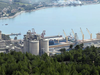 Βόλος: Απαγορεύτηκε ο απόπλους τσιμεντάδικου πλοίου