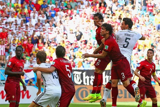 O Χούμελς πηδάει ψηλότερα από όλους και κάνει το 2-0