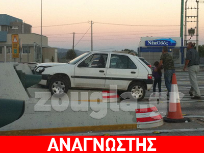 Αυτοκίνητο «καρφώθηκε» στα διόδια των Αφιδνών
