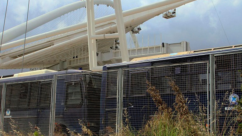 Συμπλοκές και δακρυγόνα στο ΟΑΚΑ