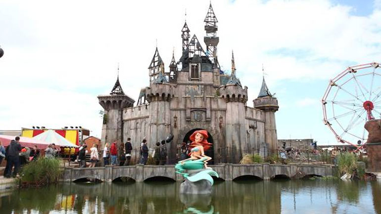 Tο θεματικό πάρκο «Dismaland» μεταφέρεται σε προσφυγικό καταυλισμό στο Καλαί