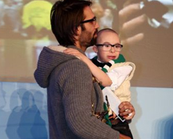 Ο Γ. Σαμαράς έχοντας στην αγκαλιά του τον μικρό Τζέι