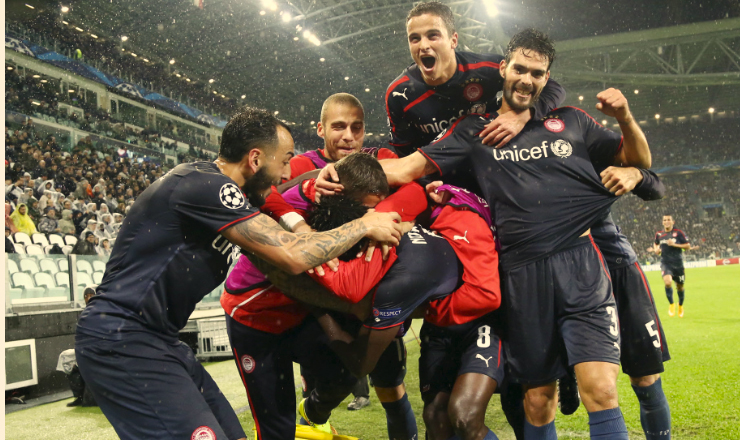 Ο Εντινγκά 'πνίγεται' στην αγκαλιά των συμπαικτών του