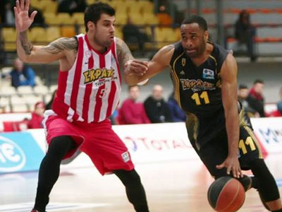 Δύσκολη εντός έδρας νίκη για τον Ολυμπιακό, 83-77 την ΑΕΚ