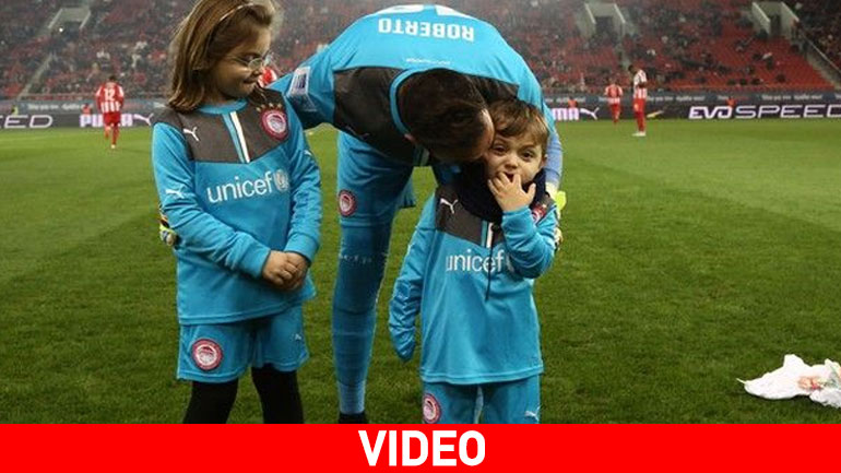 Ο γιος του Ρομπέρτο τραγουδάει τον ύμνο του Ολυμπιακού και αποθεώνεται