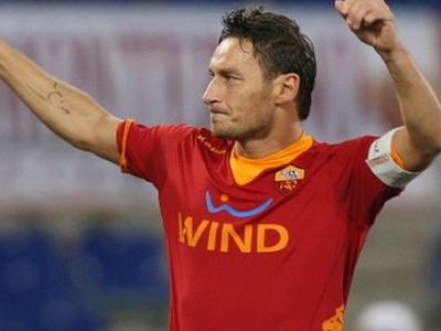 Tιμά τον Φραντσέσκο Τότι η ΑΕΚ