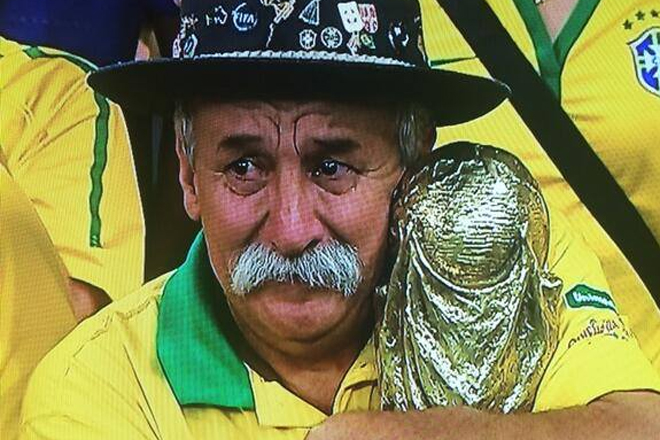 Ο οπαδός της Βραζιλίας δεν μπορεί να πιστέψει αυτό που συνέβη στο Μινεϊράο