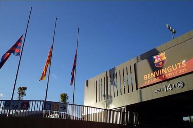 Μεσίστιες κυματίζουν οι σημαίες της Μπαρτσελόνα