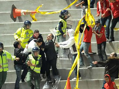 Κύπρος: Έπαιξαν μπάλα οι… χούλιγκανς