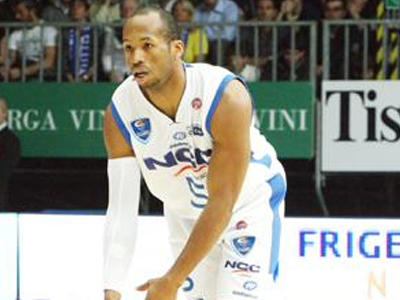 Στα «κυανέρυθρα» ο BJ Elder