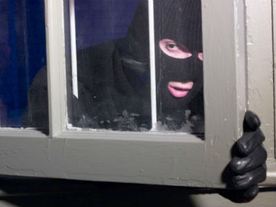 Φίμωσαν και χτύπησαν ηλικιωμένη πριν αρπάξουν 18.000 ευρώ