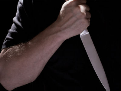 Μαχαίρωσε νεαρό συμπατριώτη της