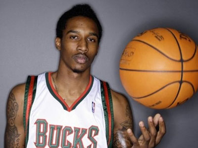 Ο Τζένινγκς πήρε το… όπλο του και οι Μπακς τη νίκη