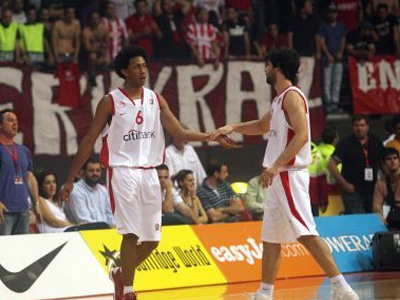 Ολυμπιακός: Παρουσιάζει τη νέα του φανέλα