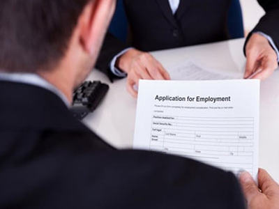 Βρετανία: Διώκεται όποιος γράφει ψέματα στο βιογραφικό