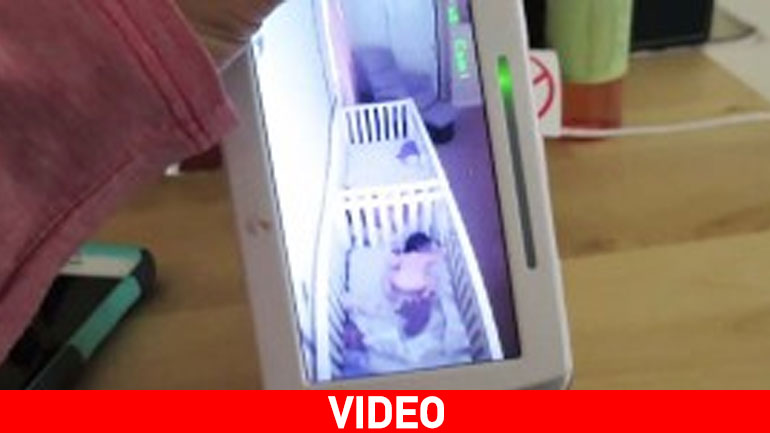 Δίδυμα κάνουν ότι κοιμούνται όταν ακούνε τη μαμά τους