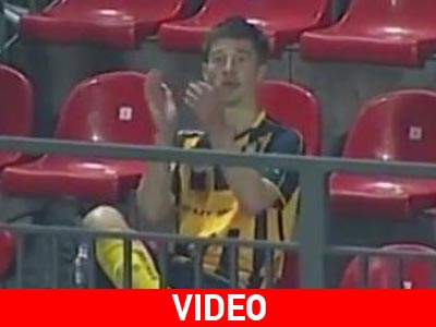 Πέτυχε γκολ και ανέβηκε στην εξέδρα για να… αυτοαποθεωθεί