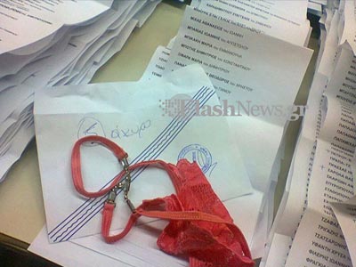 Αντί για σταυρούς βρήκαν στην κάλπη… γυναικείο εσώρουχο