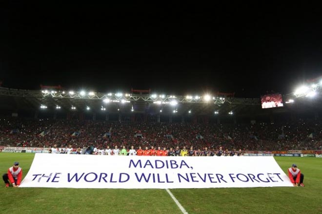 To μεγάλο πανό προς τιμήν του Νέλσον Μαντέλα