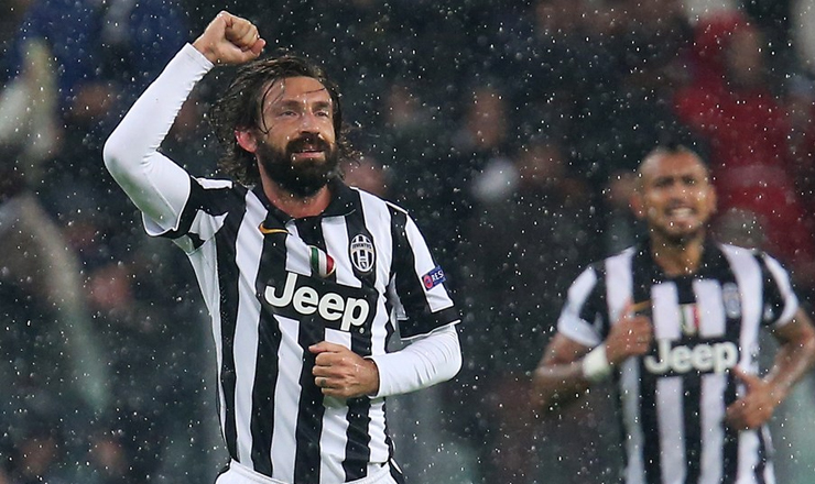 O Πίρλο πανηγυρίζει το γκολ του