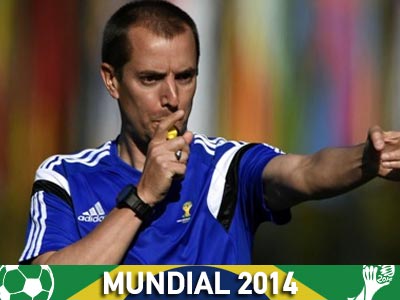 Ο Μαρκ Γκάιγκερ «σφυρίζει» το ματς Κολομβία-Ελλάδα