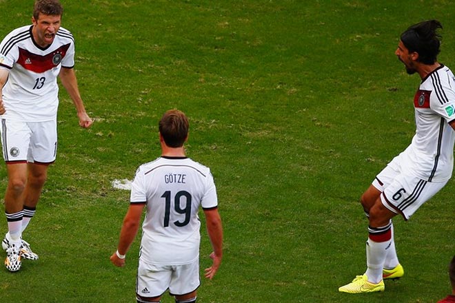 Οι Γερμανοί πανηγυρίζουν το 1-0