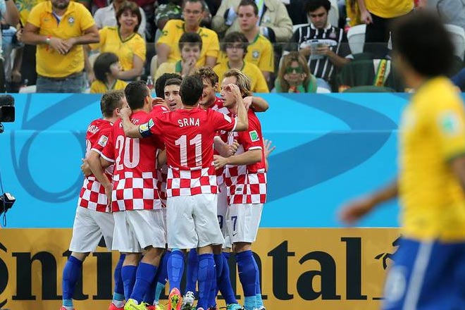 Οι Κροάτες πανηγυρίζουν το γκολ τους 