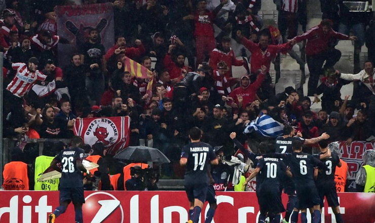 Ένα κουβάρι οι παίκτες του Ολυμπιακού μετά την ισοφάριση από τον Μποτία