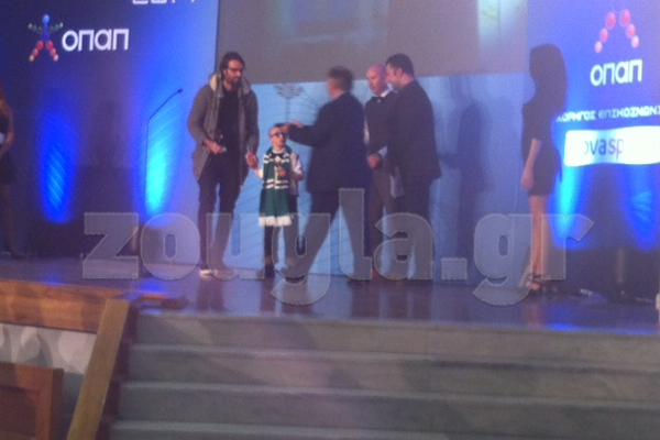 Ο Σαμαράς παρέλαβε το βραβείο του έχοντας στο πλευρό του τον ένθερμο υποστηρικτή του