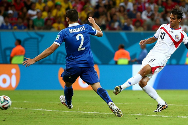 Ο Ρουίζ πλασάρει και στέλνει την μπάλα στα δίχτυα του Καρνέζη 