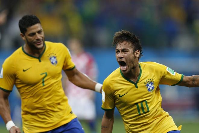 Ο Νεϊμάρ μόλις έχει ισοφαρίσει και πανηγυρίζει το γκολ του υπό το βλέμμα του Χουλκ