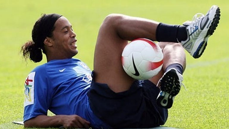 Αποσύρεται από τα γήπεδα ο Ροναλντίνιο