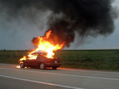 Βγήκε σώος από το φλεγόμενο αυτοκίνητό του