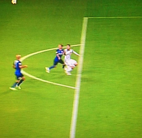 H ανατροπή του Καρβάλιο στον Μοράτα, η οποία όπως φαίνεται από τη συγκεκριμένη φωτογραφία έγινε εκτός περιοχής