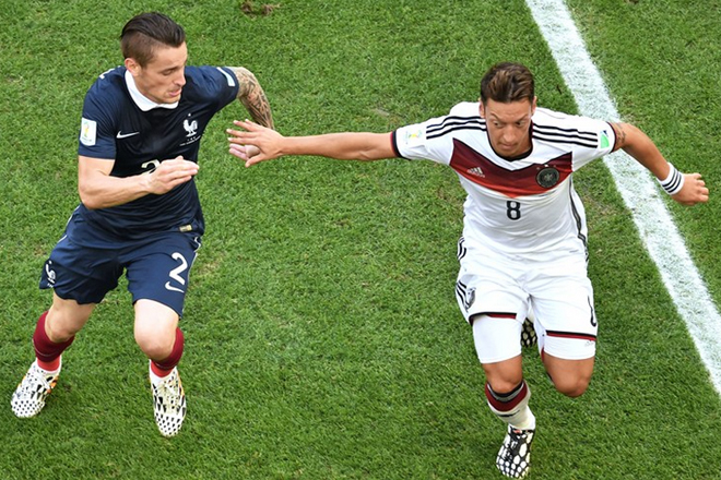 Μονομαχούν για την στρογγυλή θεά Ντεμπισί και Οζίλ