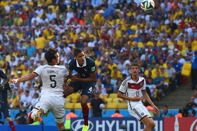 Ο Χούμελς στη φάση του γκολ