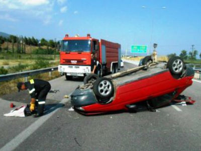 Αμφίκλεια: Δύο εγκλωβισμένοι μετά από τροχαίο