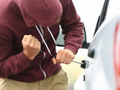 Kατηγορούνται για 92 κλοπές και διαρρήξεις σε αυτοκίνητα